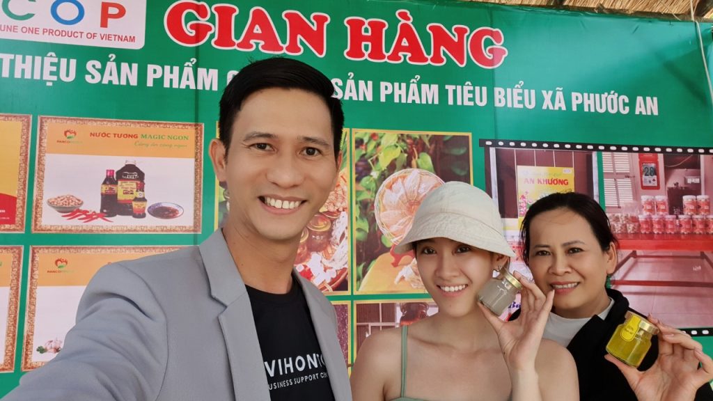 Chị Nguyễn Thị Mơ (bên phải) Chủ thương hiệu YẾN NHÀ MƠ